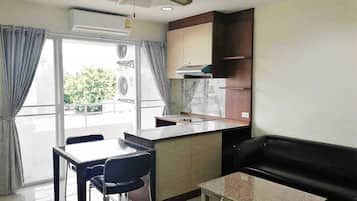 Deluxe Suite, 1 Bedroom, City View | Terrace/patio