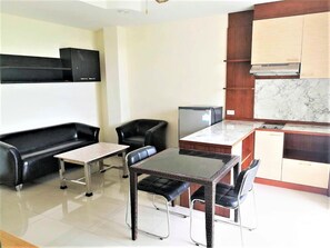 Deluxe Suite, 1 Bedroom, City View | In-room dining - Anchan 2 Apartments and Rooms (Chiang Mai)