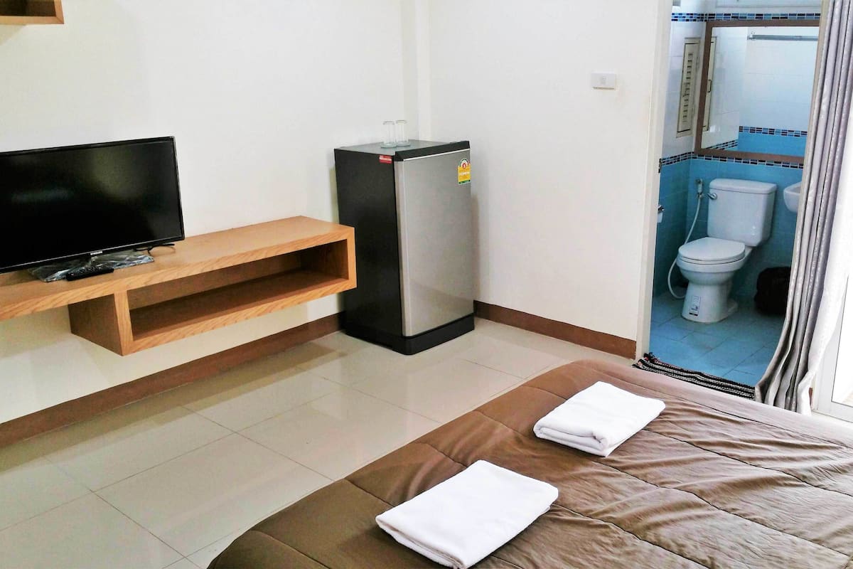 Deluxe Queen Room | Living room | 32-inch flat-screen TV with cable channels, TV