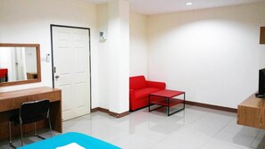 Deluxe King Room | Living room | 32-inch flat-screen TV with cable channels, TV - Anchan 2 Apartments and Rooms (Chiang Mai)