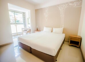 Cortinas opacas, camas supletorias, wifi gratis