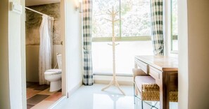 Shower, free toiletries, towels - Juldis Khao Yai J2 (Pak Chong)