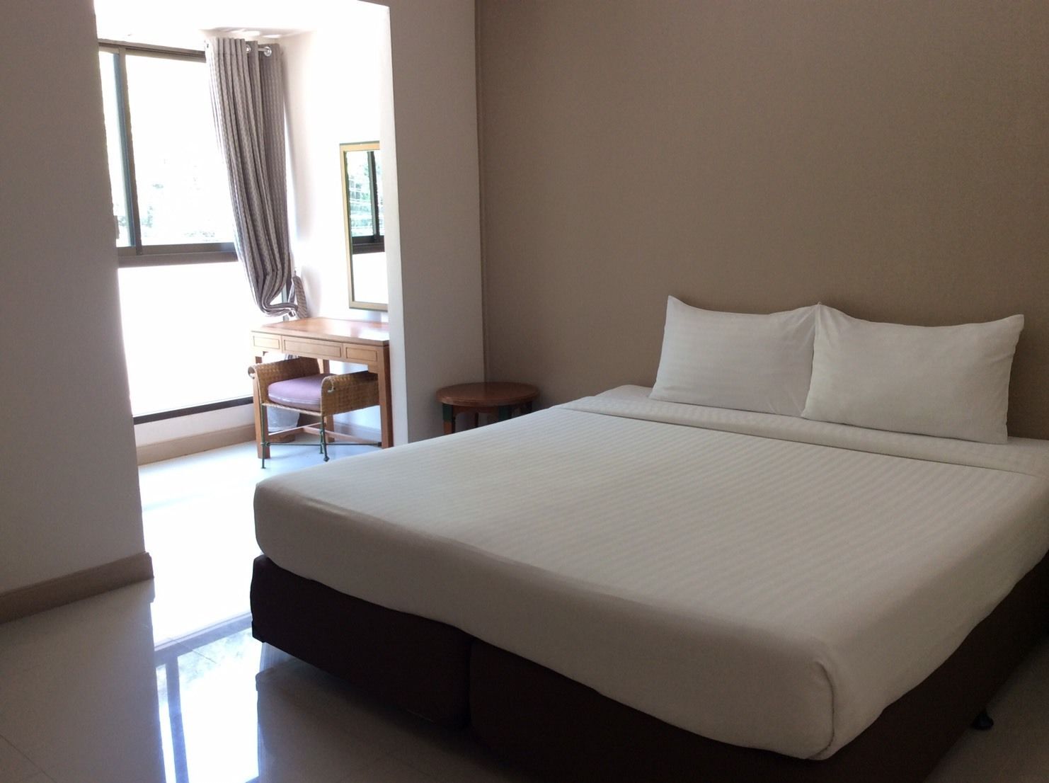 遮光カーテン、可動式ベッド、WiFi (無料)