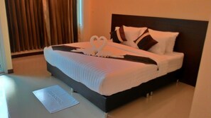 Egyptian cotton sheets, premium bedding, Select Comfort beds, desk - K2 Living Uttaradit (Uttaradit)