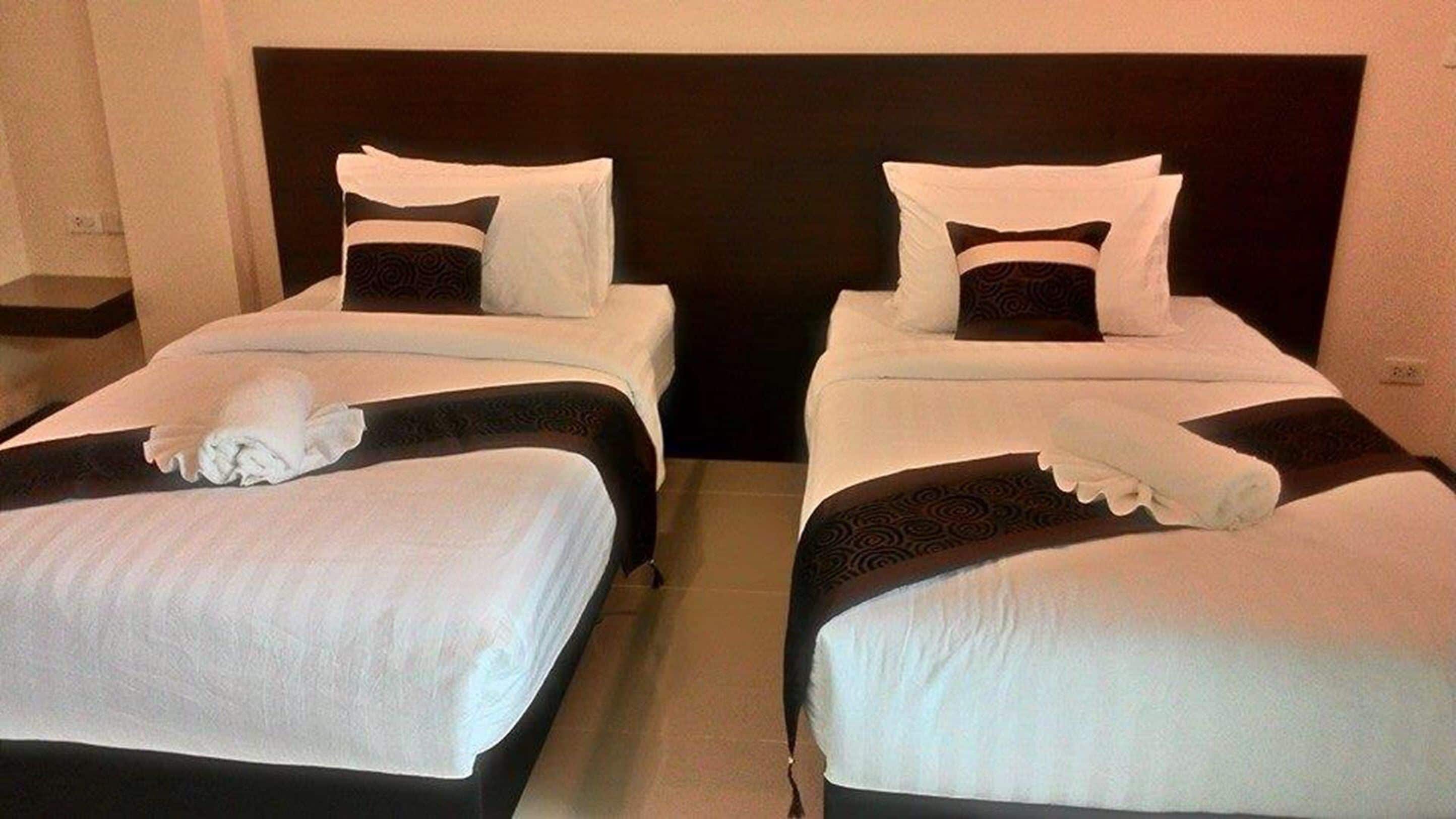 Twin Room, 2 Twin Beds | Egyptian cotton sheets, premium bedding, Select Comfort beds, desk