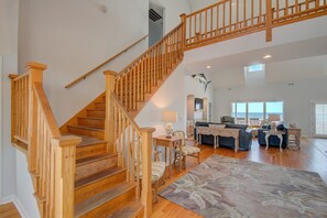 Smart TV, chimenea, reproductor de DVD y libros 