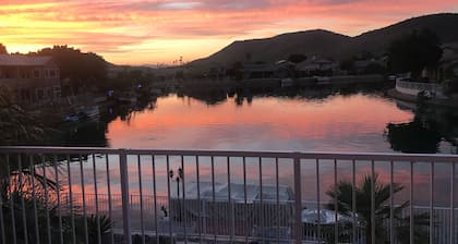 Resort de lujo: piscina climatizada, pontón de 18 pies, bote de remos y pesca
