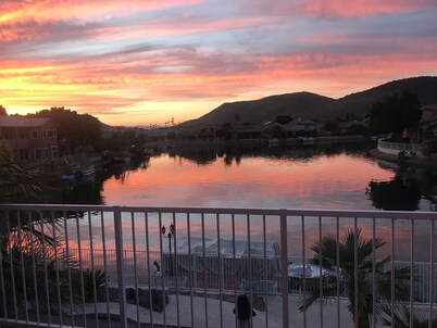 Lux resort: Heated pool , pontoon boat , paddle boat and fishing. new A/C's 