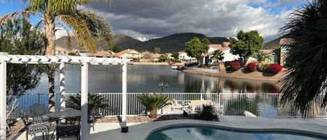 Utendørsbasseng og et oppvarmet basseng