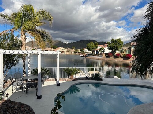 Lux resort: Heated pool , pontoon boat , paddle boat and fishing. new A/C's 