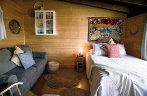 1 bedroom, WiFi, bed sheets - Jasper Inn Olympic Beach Cabin on the Strait of Juan De Fuca (Port Angeles)