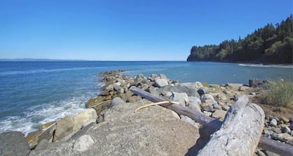 Barnacle Hillin rantahalli Juan De Fucan salmessa kauniissa PNW: ssä