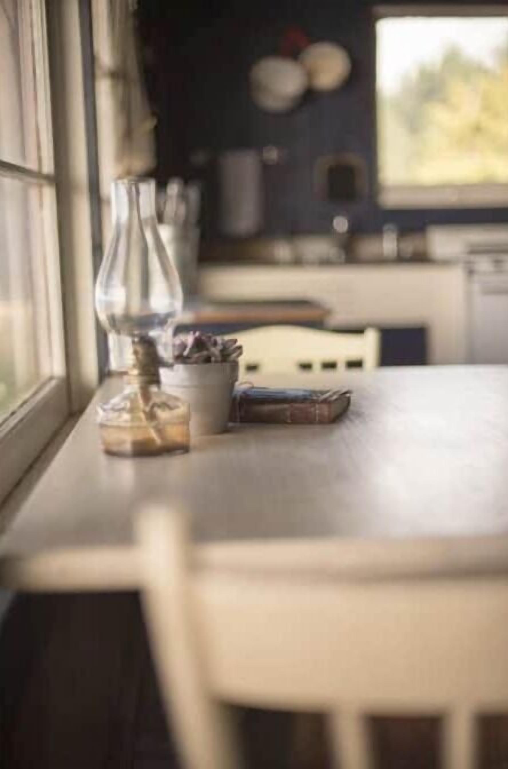 Coffee/tea maker, fridge, oven, stovetop
