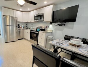 Kylskåp, mikrovågsugn, ugn och spishäll