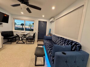 Smart-TV, bøker, musikkbibliotek og filmbibliotek