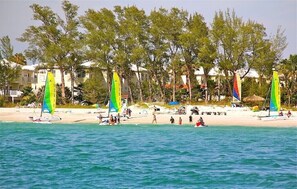 Ubicación cercana a la playa, tumbonas y toallas de playa