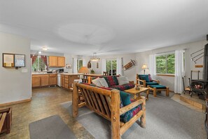Smart TV, fireplace, DVD player - Four Seasons Escape - Cabin for Friends and Family (Leavenworth)