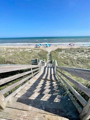 Am Strand, Liegestühle, Strandtücher
