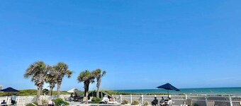 Emerald Isle - Ocean Club, beach front condo