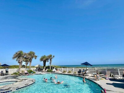Emerald Isle - Ocean Club, beach front condo