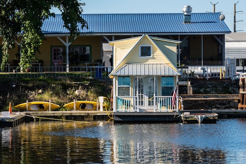 Experience the Magic  -  Floating Cottage on St Johns River