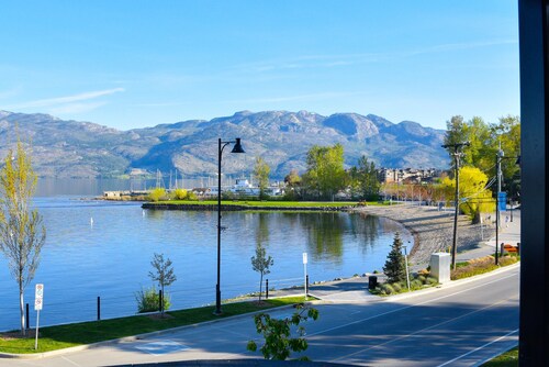 West Kelowna Beach House - vacation dreams do come true!