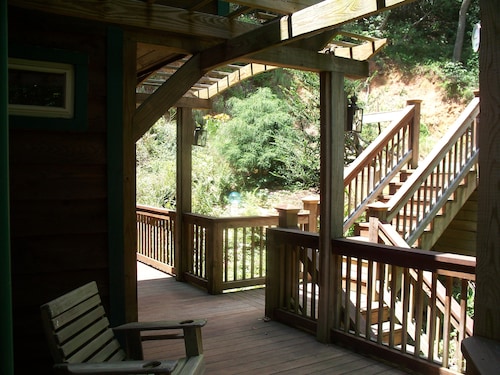 Serenity on the Creek-SECLUDED-Top Quality-Romantic-Hot Tub, WiFi, Hiking nearby