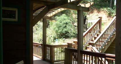 Serenity on the Creek-SECLUDED-Top Quality-Romantic-Hot Tub, WiFi, Hiking nearby