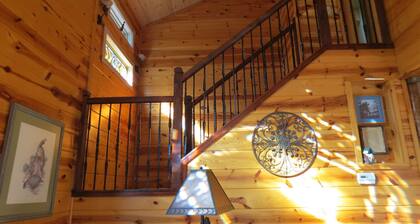 Serenity on the Creek-SECLUDED-Top Quality-Romantic-Hot Tub, WiFi, senderismo cerca