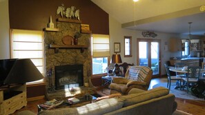 Smart TV, fireplace, books - Mountain VIEW! -  Private-Romantic -Secluded -WiFi (Ellijay)