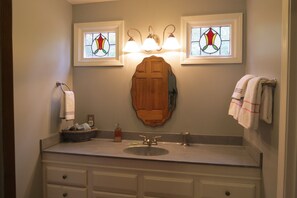 Shower, hair dryer, towels, soap - Mountain VIEW! -  Private-Romantic -Secluded -WiFi (Ellijay)