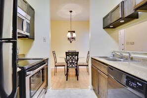 Fridge, microwave, oven, stovetop - Beautiful Condo Near The Domain (Austin)