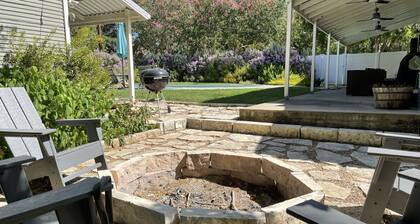 Cottage with pool in historic downtown