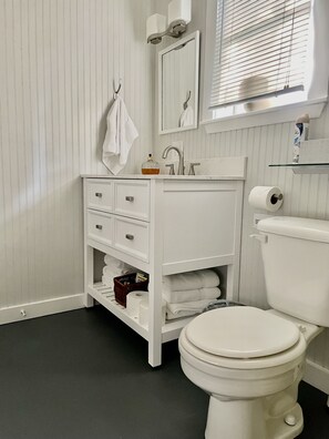 Suihku, hiustenkuivaaja, pyyhkeet, saippua