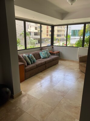 Smart TV, reproductor de DVD y libros 