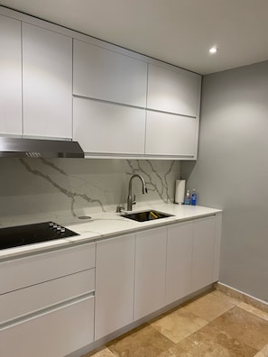 Refrigerador, microondas, horno y parrilla de estufa 