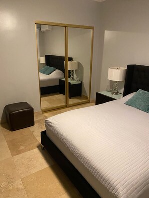 3 habitaciones, escritorio y tabla de planchar con plancha 