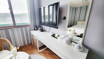 Quarto casal luxo | Cortinas blackout, ferros/tábuas de passar roupa, Wi-Fi de cortesia