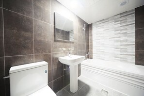 Deluxe tweepersoonskamer | Badkamer | Een douche, een regendouche, gratis toiletartikelen, een haardroger