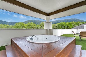 Outdoor spa tub - Private Penthouse 407 (Palm Cove)