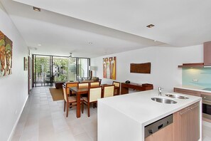 32-inch flat-screen TV with cable channels, TV, DVD player - Private Penthouse 407 (Palm Cove)