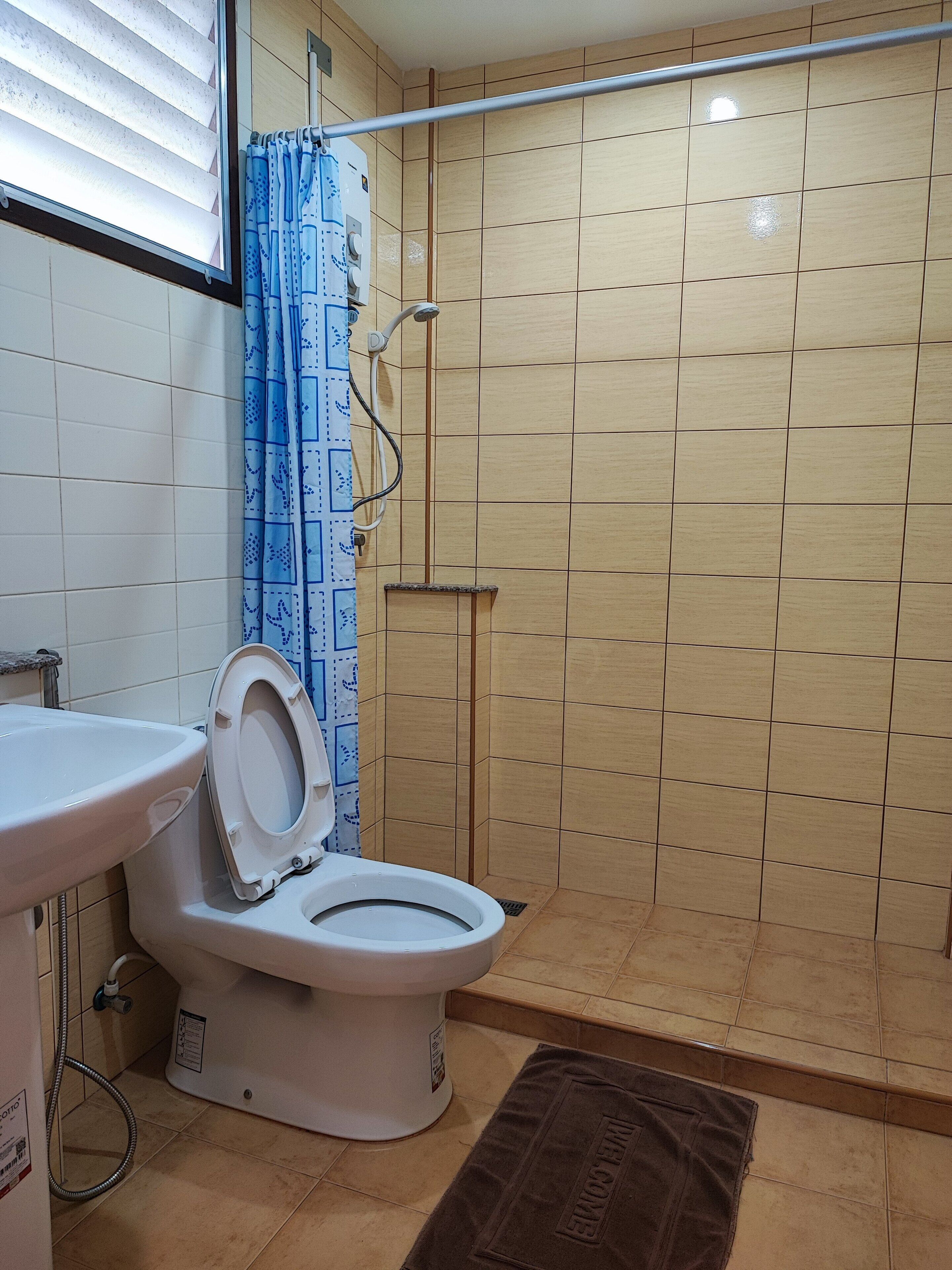 twin room | bathroom | shower, free toiletries, hair dryer, towels