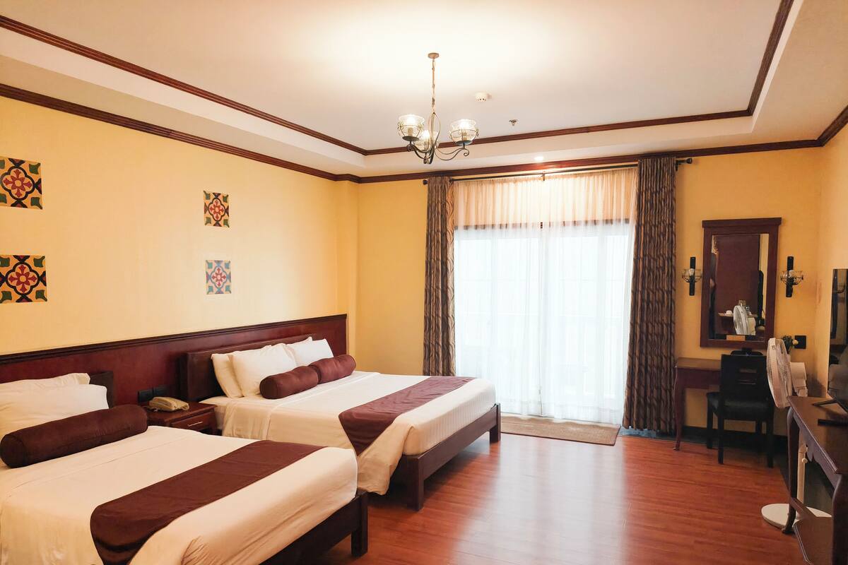 Minibar, caja de seguridad en la habitación, escritorio y ropa de cama