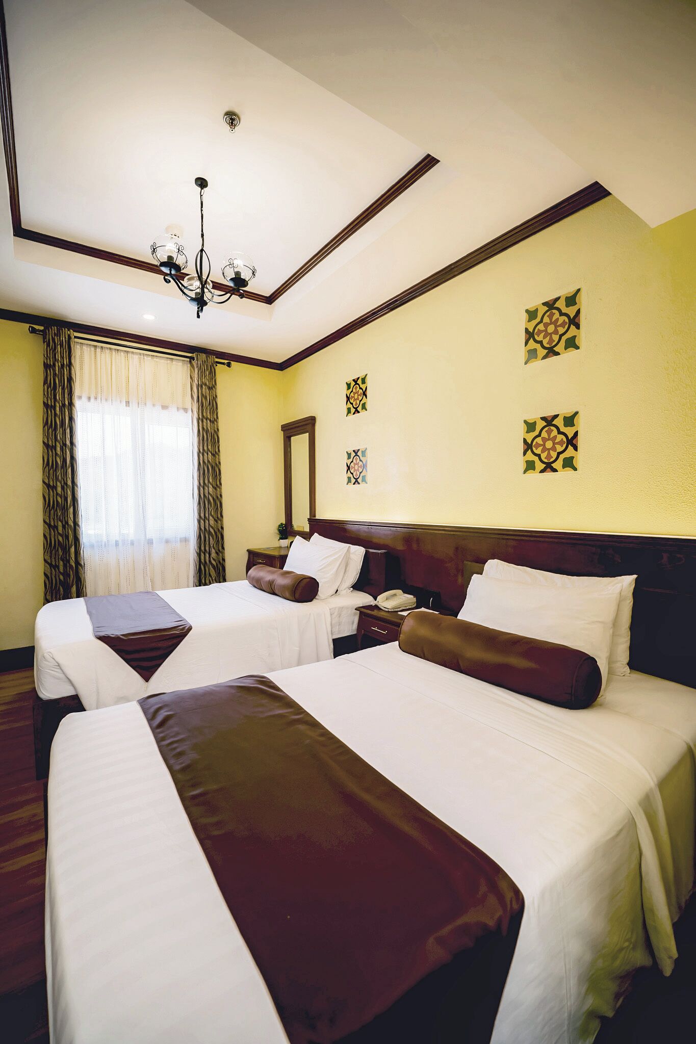 Standard Room | Minibar, in-room safe, desk, bed sheets