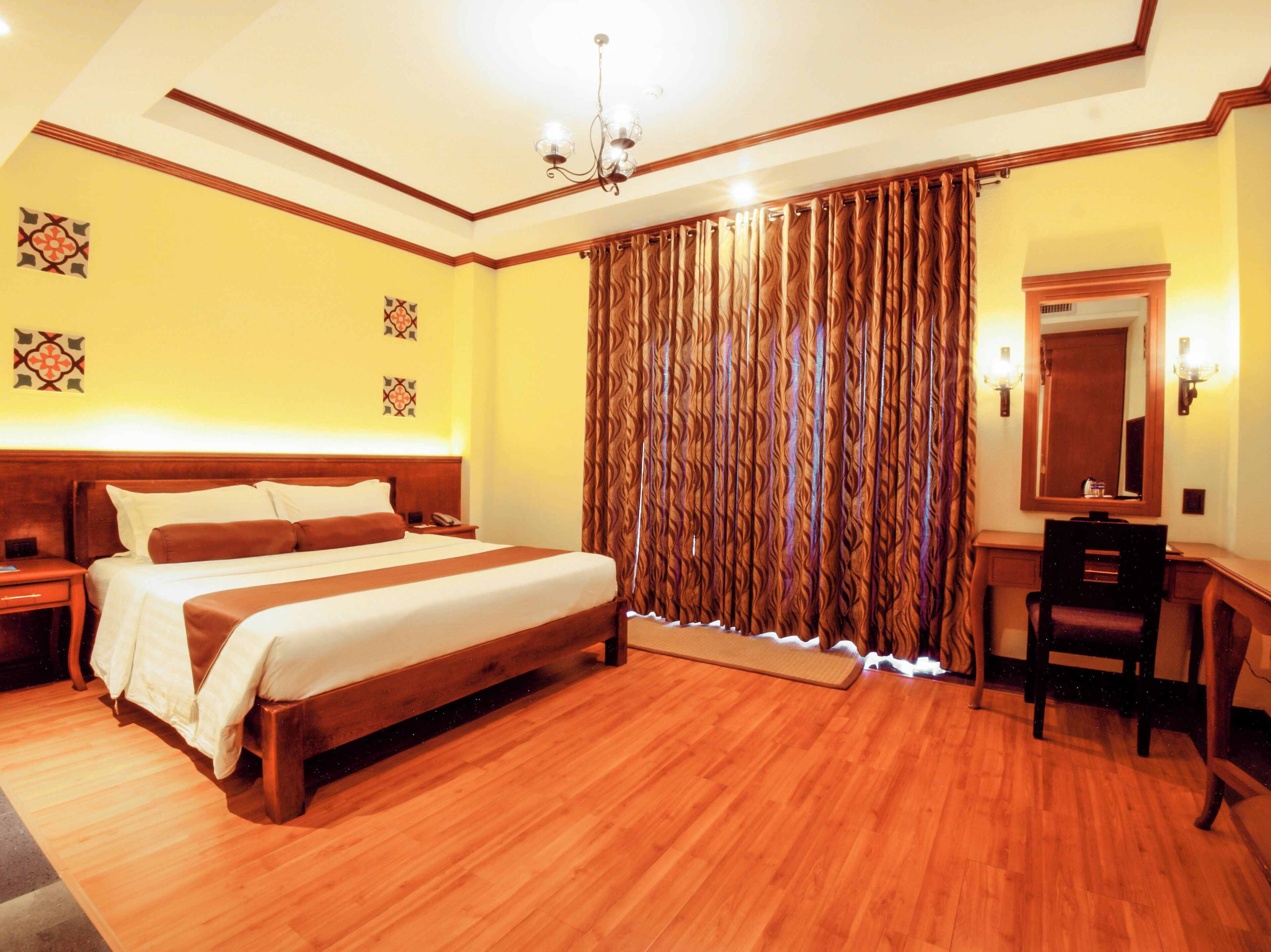 Minibar, caja de seguridad en la habitación, escritorio y ropa de cama 