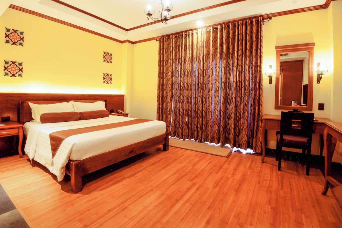 Minibar, caja de seguridad en la habitación, escritorio y ropa de cama