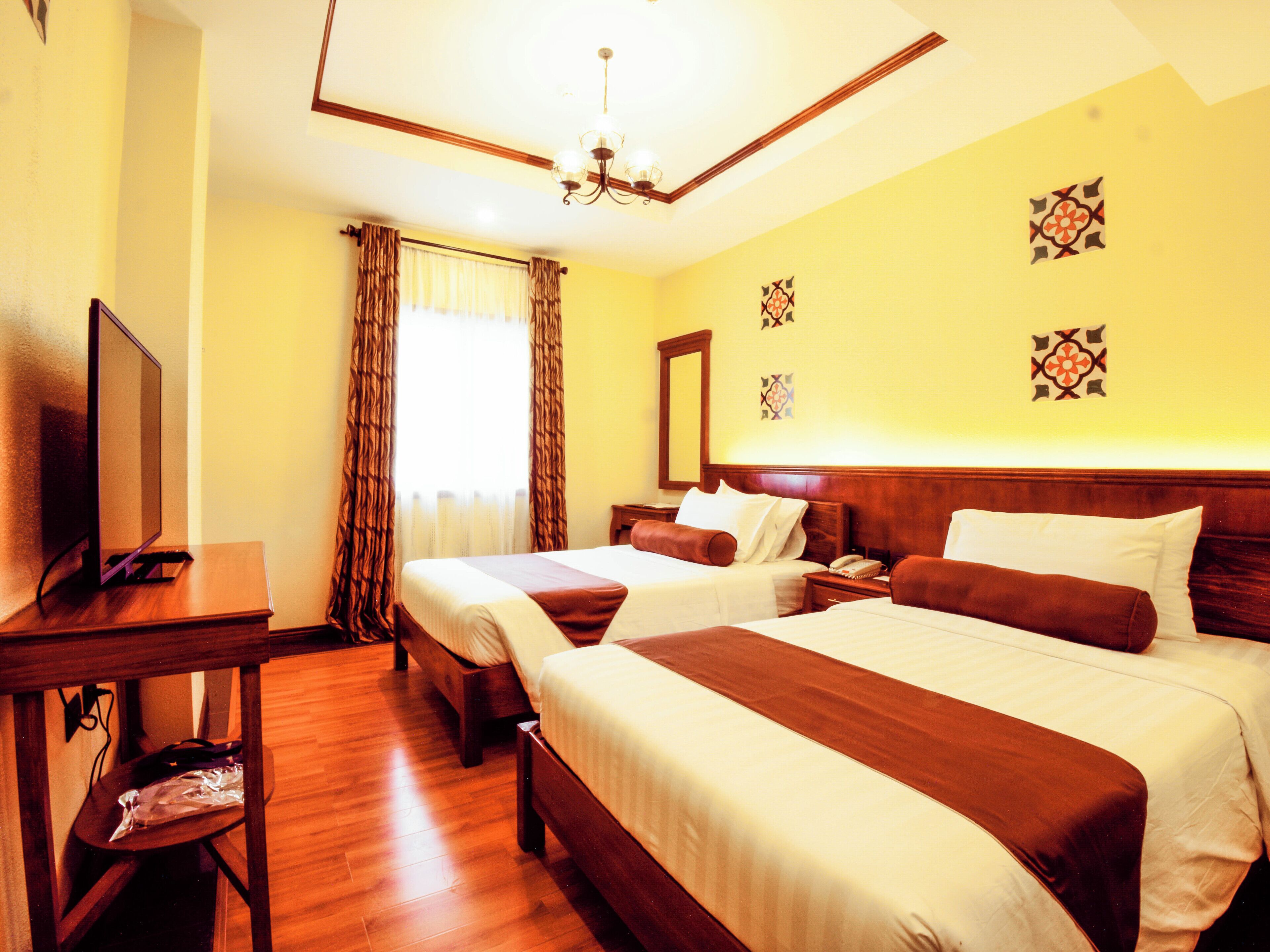 Minibar, caja de seguridad en la habitación, escritorio y ropa de cama 