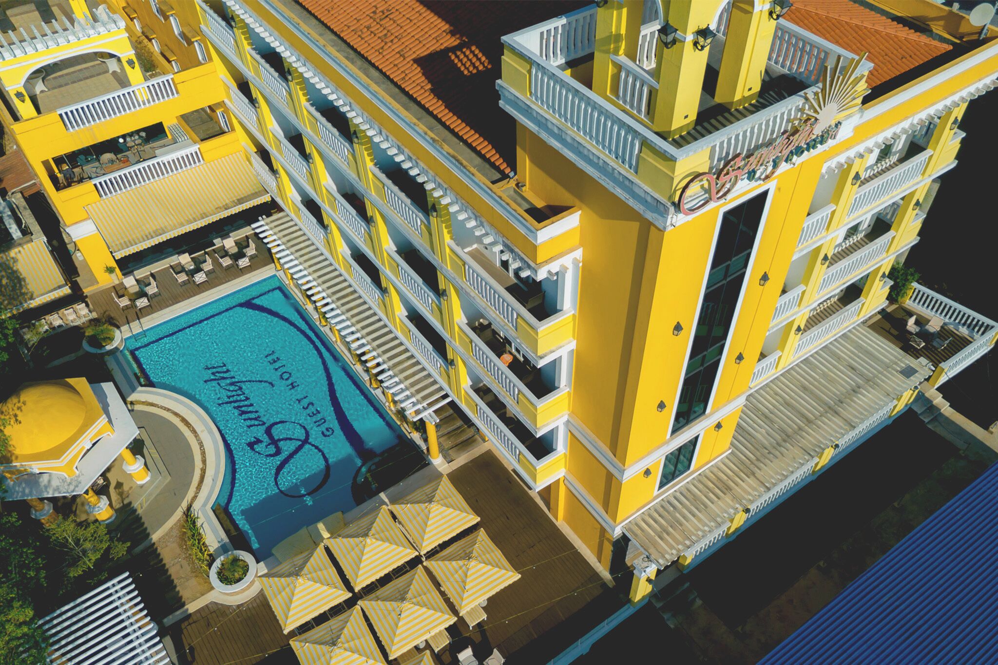 Ein mehrstöckiges Hotel mit Schwimmbad, Balkonen und Außenbereich.