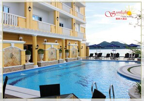 Outdoor pool, pool umbrellas, sun loungers - Sunlight Guest Hotel Coron (Coron)
