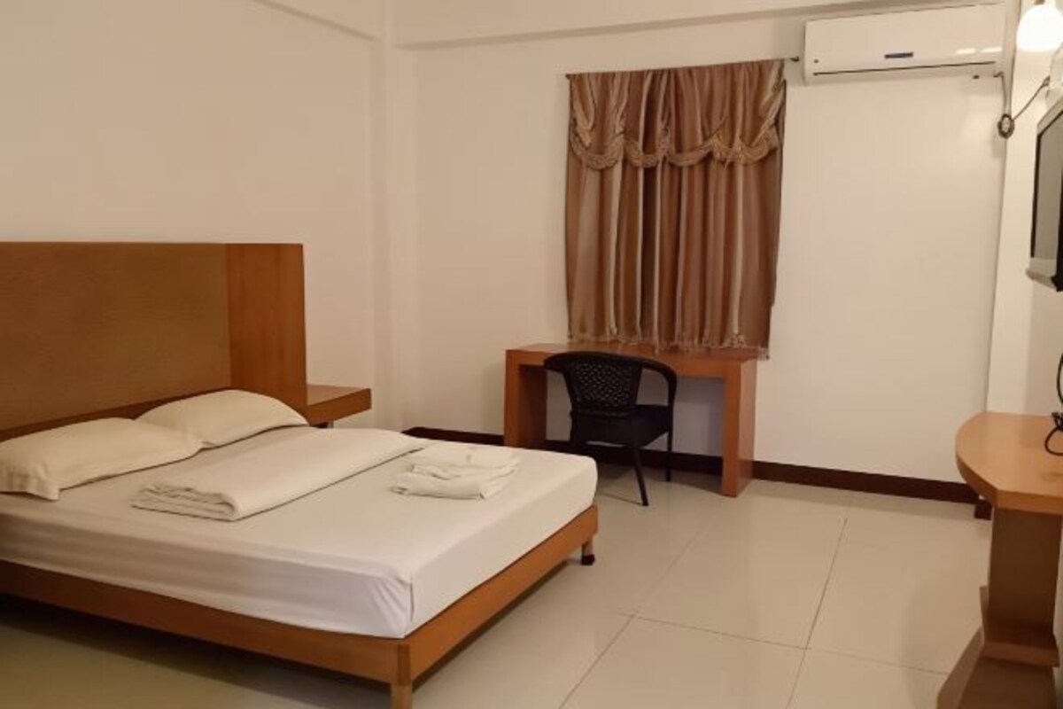 Meja, katil lipat simpan/tambahan, Wi-fi percuma, cadar katil 